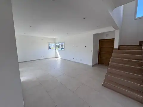 Casa 6 ambientes con 2 baños