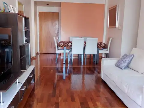 Hermoso 4 amb! 2 baños completos! y cochera fija cubierta! IMPERDIBLE!