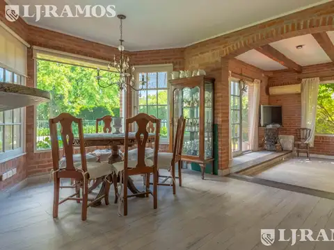 Casa en Venta con 2 cocheras