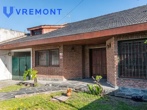 Casa en  Ituzaingo Centro Excelente Ubicacion con Jardin