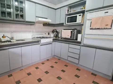 Venta Casa 4 amb con jardin, garage pasante en Quilmes Oeste