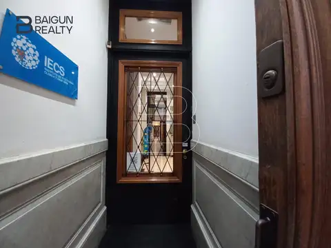 Oficina 11 ambientes con 5 baños