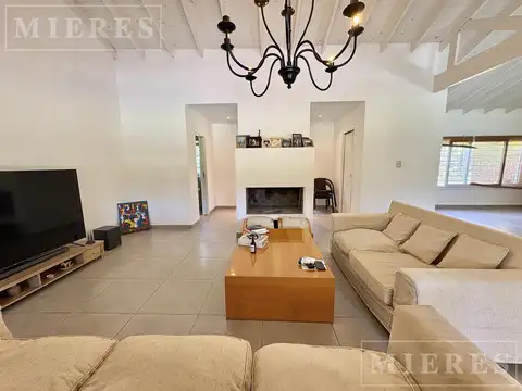 Casa en venta sobre calle Parravicini , el Cazador