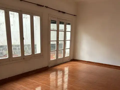 Casa 6 ambientes con 1 baño