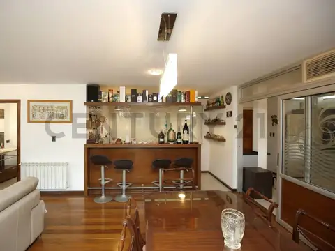 Casa en Venta con 4 cocheras