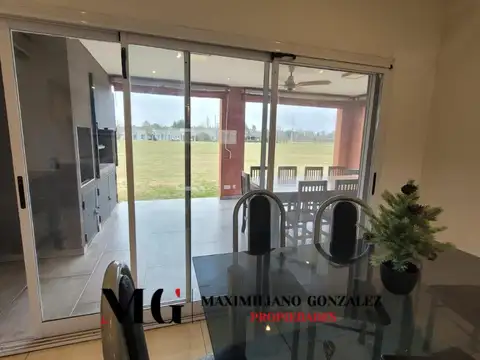 Casa en Alquiler con 4 cocheras