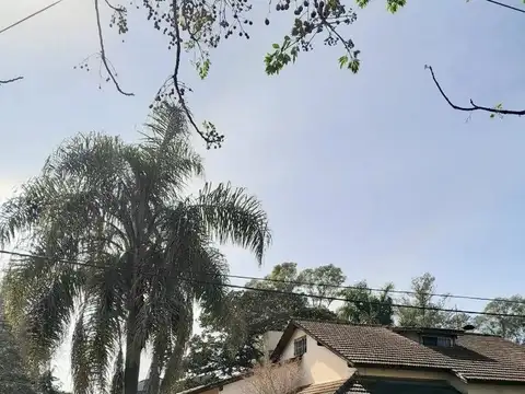 José Hernández e/ Santiago de Chile y Guayanas