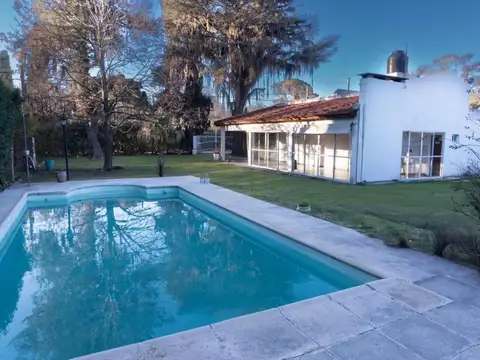 Casa Tres Dorm. con Pileta, Parque y Quincho en Venta Funes