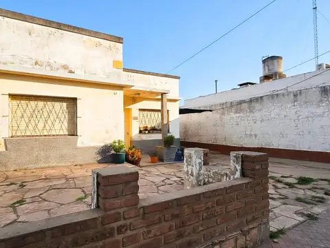 VENTA/PERMUTA - Casa de 2 dormitorios, cochera, galpon y patio - Cañada de Gómez