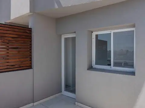 VENTA: Duplex de dos dormitorios con balcón y terraza. Posesion inmediata