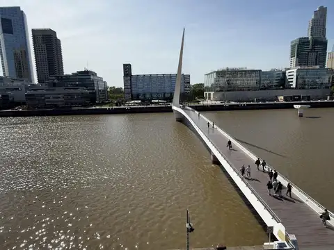 VENTA Oficina frente al puente de la mujer. Alicia Moreau de Justo 800