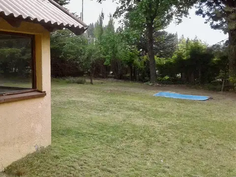 Casa cinco ambientes sobre dos terrenos de 1530 m2 de superficie en total.