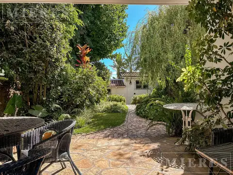 Gran propiedad de importantes dimensiones y ambientes amplios, todos con vistas al jardín en venta