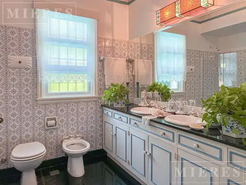 Gran propiedad de importantes dimensiones y ambientes amplios, todos con vistas al jardín en venta