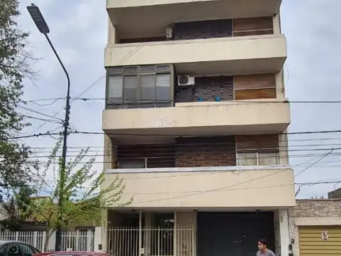 EN VENTA DEPARTAMENTO EN CASEROS DE 3 AMB. ALQUILADO; 3ER PISO CFTE. EN URQUIZA AL 4500 - FICHA 8323