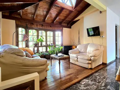 Casa en Venta con 3 cocheras