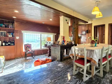 Casa 6 ambientes con 2 baños