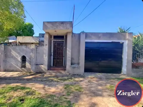 Casa en venta c/ cochera en Grand Bourg