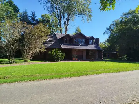 Casa en Venta con 3 cocheras