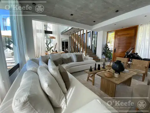 Casa en Venta con 2 cocheras