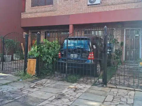 VENTA TRIPLEX 3 AMBIENTES C/COCHERA MONTE CASTRO
