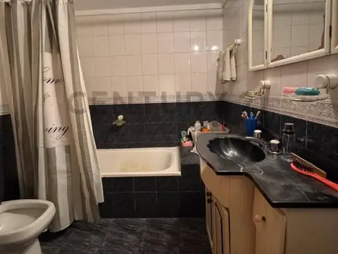 VENTA TRIPLEX 3 AMBIENTES C/COCHERA MONTE CASTRO
