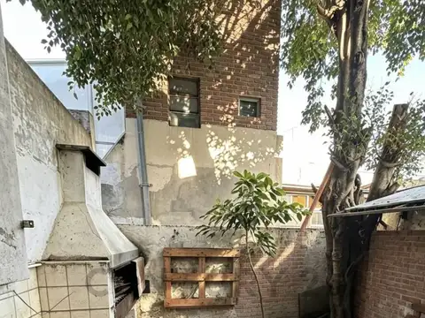 VENTA TRIPLEX 3 AMBIENTES C/COCHERA MONTE CASTRO