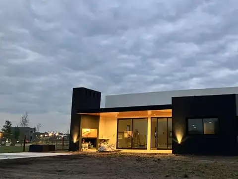 Casa en Alquiler con 2 cocheras