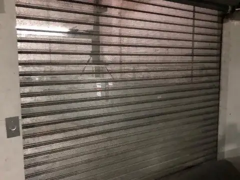 COCHERA CON ELEVADOR EN VENTA - MORON CENTRO