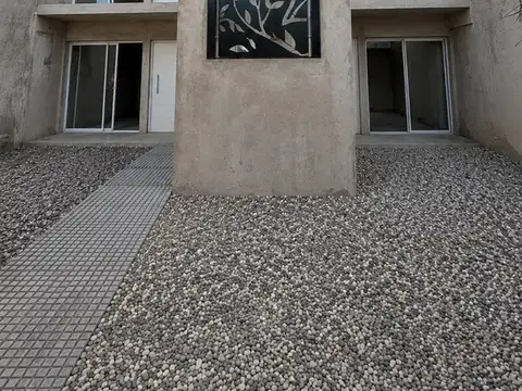 Departamento de dos ambientes con fondo propio o terraza privada tipo ph . Anticipo y cuotas ! Cocheras disponibles