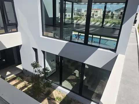 Casa en Venta con 3 cocheras
