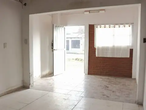 Casa 4 ambientes con 2 baños