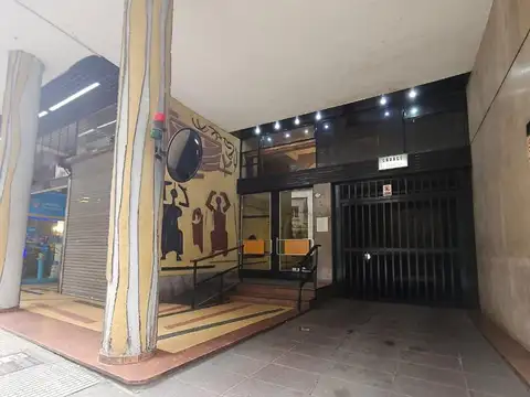 Venta 3 ambientes al frente con dependencia /escritorio/balcón/cochera cubierta en zona centro Caba.