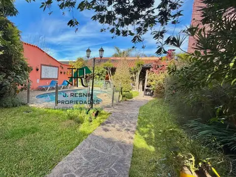 Excelente casa 5 ambientes con pileta y cochera