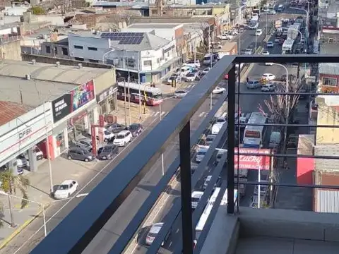 EXCELENTE MOAMBIENTE SOBRE AV.HIPOLITO YRIGOYEN!