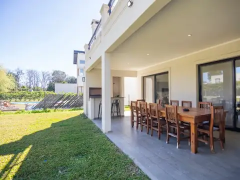 Casa en Venta con 2 cocheras