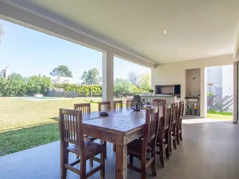 Casa 4 ambientes con 2 baños