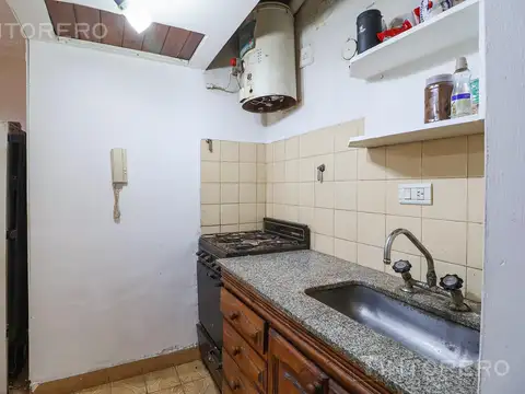 Monoambiente al Frente con balcon a Refaccionar en el centro de Castelar