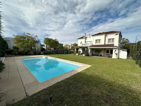 Casa 9 ambientes con 4 baños