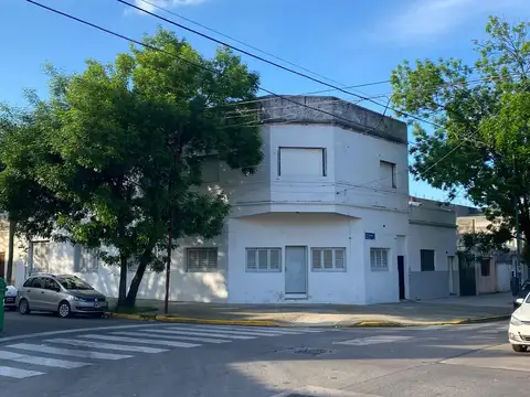 Venta Esquina con 5 unidades armadas tipo PH y terraza, a refaccionar Mataderos