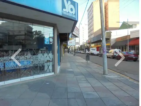 Excelente local comercial en esquina sobre Chiozza