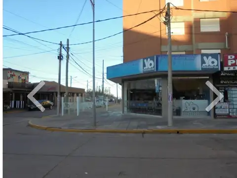 Excelente local comercial en esquina sobre Chiozza
