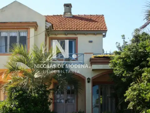 En venta casa de 4 dormitorios, primera línea del mar - Montoya