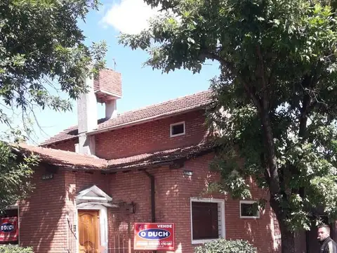 Chalet 4 dormitorios, jardín/patio, garage. Próx Av. Maipú. - Olivos