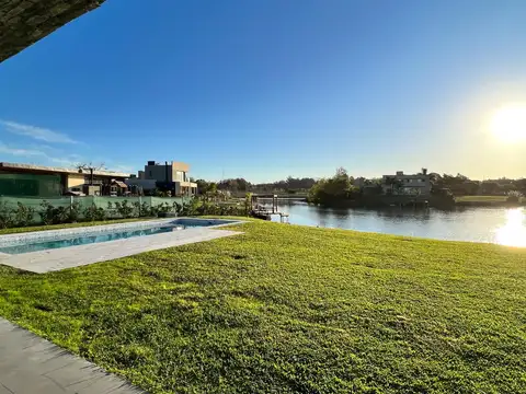 Barrio El Cantón Islas Casa en venta a la laguna con pileta 2 plantas y 4 dormitorios
