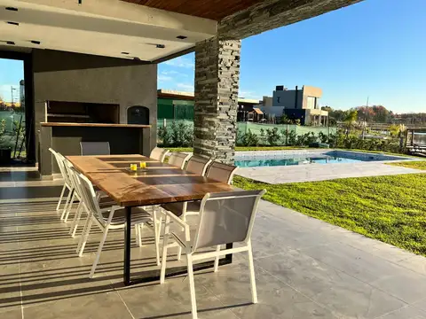 Casa 5 ambientes con 3 baños