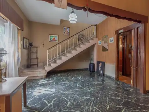 Casa 6 ambientes con 2 baños