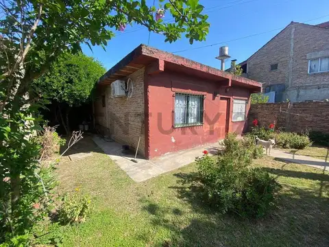 VENTA DE CASA 3 AMBIENTES CON JARDIN COCHERA PARRILLA Y LOTE PROPIO BELLA VISTA A METROS DE AV GASPA