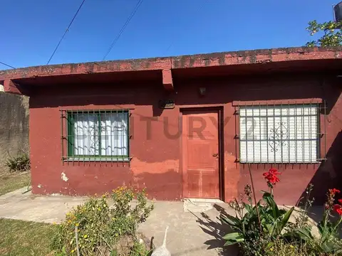 VENTA DE CASA 3 AMBIENTES CON JARDIN COCHERA PARRILLA Y LOTE PROPIO BELLA VISTA A METROS DE AV GASPA