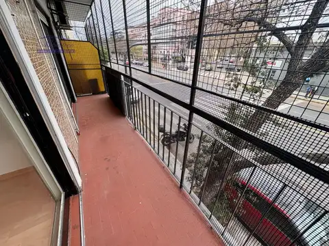 Amplio 3 amb Fte con Balcon corrido. A mts Subte B Los Incas